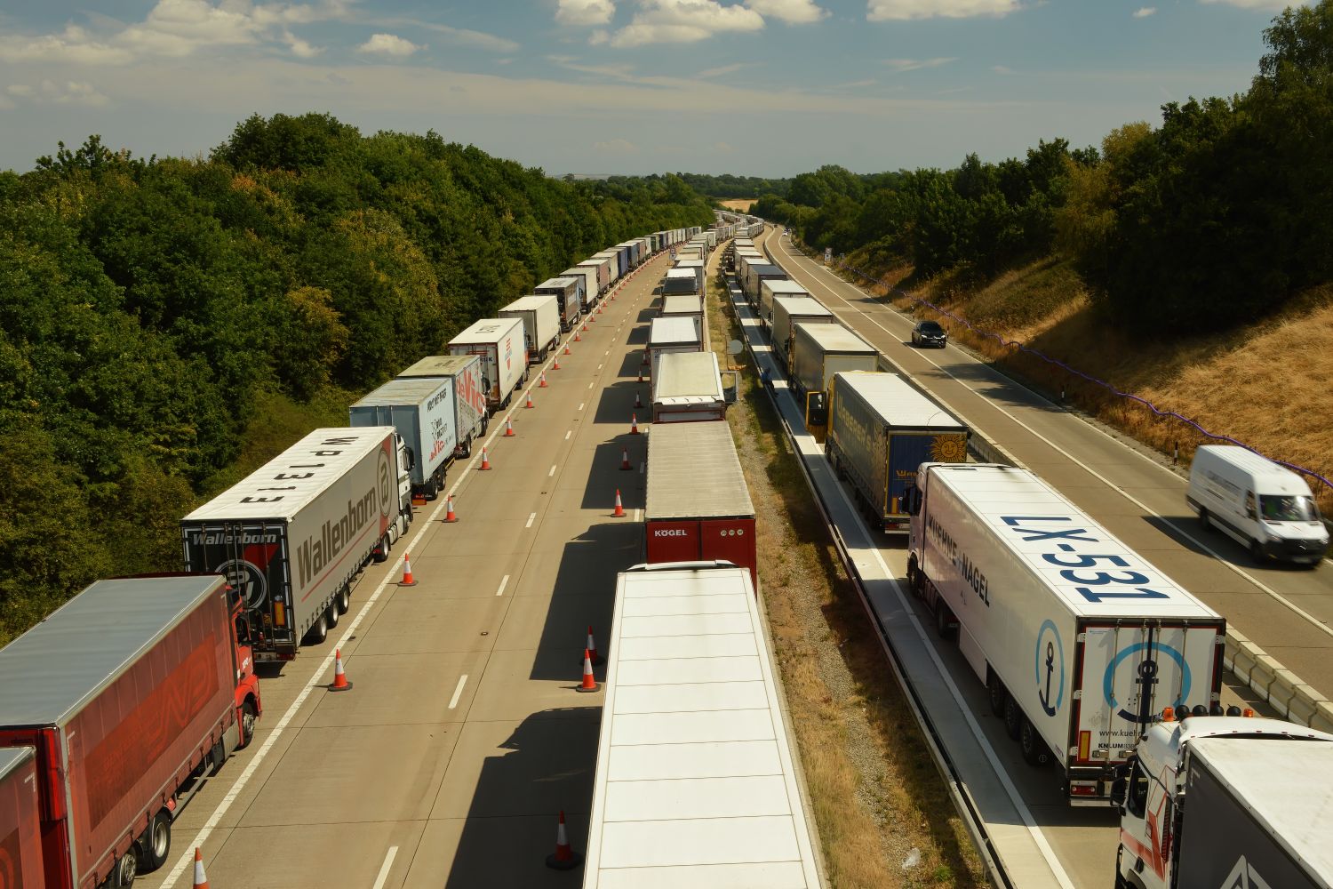 Ciężarówki z naczepami na autostradzie